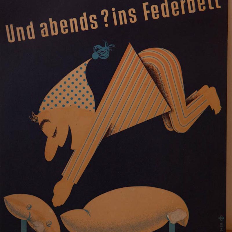 Werbeplakat für Daunendecken aus den 50ern - ein Mann mit Betthaube springt ins Federbett
