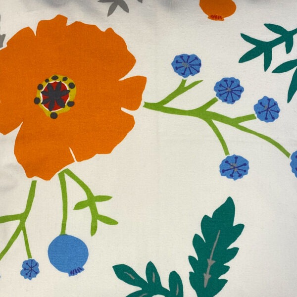 Detailansicht, weißer Vintagestoff mit lose aufgedruckten stilisierten Blumen in orange und rot, sowie blaue Knospen und grünen Stielen.