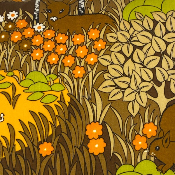 Detailansicht.Stoff Sofakissen aus 70er Jahre Vintagestoff in hellem Orange, dunklerem Orange, Hellgrün, Karamell, Dunkelbraun und Weiß. Zu sehen ist eine stilisierte Landschaft mit Blumen, Büschen und Bäumen und einem See, bevölkert von Enten, einem Reh, einem Frosch, einem Eichhörnchen, einem Hasen und Vögeln.