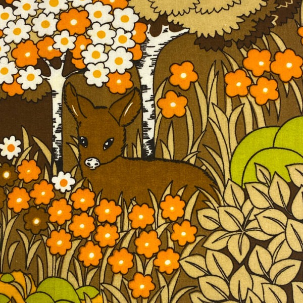 Detail Sofakissen aus 70er Jahre Vintagestoff in hellem Orange, dunklerem Orange, Hellgrün, Karamell, Dunkelbraun und Weiß. Zu sehen ist eine stilisierte Landschaft mit Blumen, Büschen und Bäumen und einem See, bevölkert von Enten, einem Reh, einem Frosch, einem Eichhörnchen, einem Hasen und Vögeln.