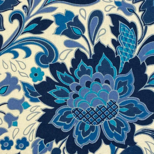 Detail des Kissenstoffes , eine große Blüte in verschiedenen Blautönen und dazugehörige Blätter, ebenfalls in blau gehalten