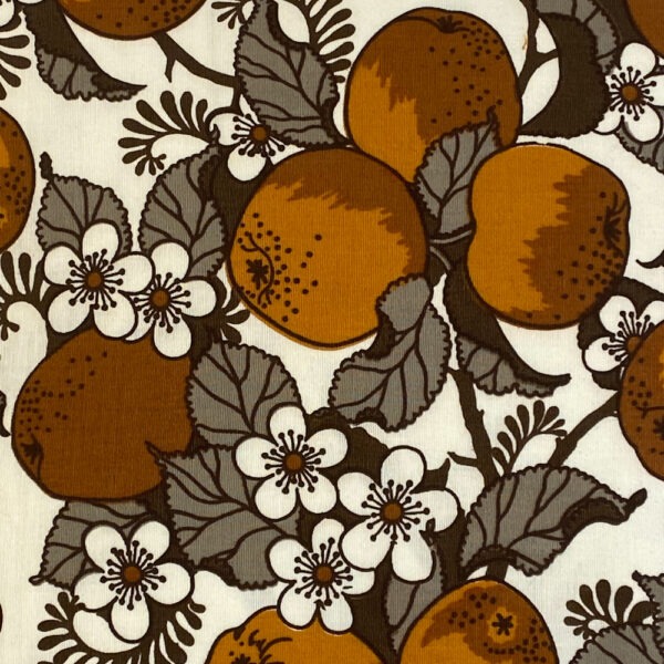 DetailansichtSofapolster aus weißgrundigem 70 er Jahre Vintage-Stoff in Graubraun, Braun, Dunkelbraun, und Rotbraun, mit Äpfeln und Apfelblüten und Blättern.