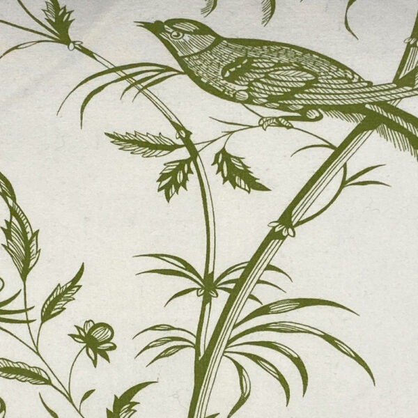 Detailansicht,Sofakissen aus weißem Stoff mit aufgedruckten grünen Blumen und Vögeln
