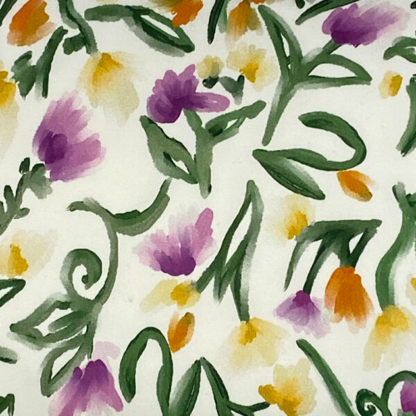 Detailansichten, Sofakissen aus weißem Stoff mit aufgedruckten stilisierten Blumen mit grünem Stiel in lila, gelb, orange