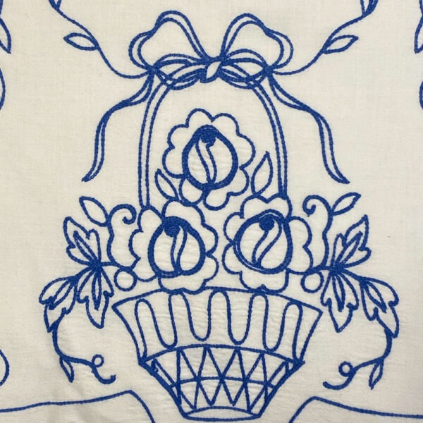 Detail Stickerei, Korb mit Blumen in Königsblau