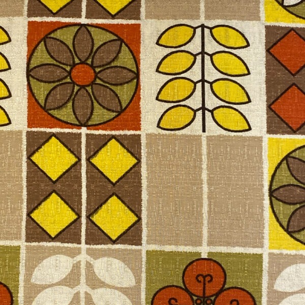 Detail,Vintage-Kissen 60er Jahre, naturweißer Stoff mit aufgedruckten Quadraten, gefüllt mit stilisierten Blumen und Blättern und geometrischen Formen in Rostrot, Gelb, Beige, Braun, Dunkelbraun