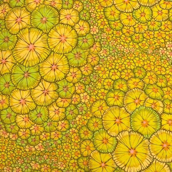 Detail Vintage-Polster aus leuchtend gelbem Baumwollstoff flächendeckend bedruckt mit kleinen Blüten in allen gelb und grün Schattierungen mit orangem Blütenstempel